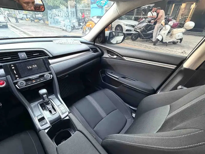 Vehicle photo 10