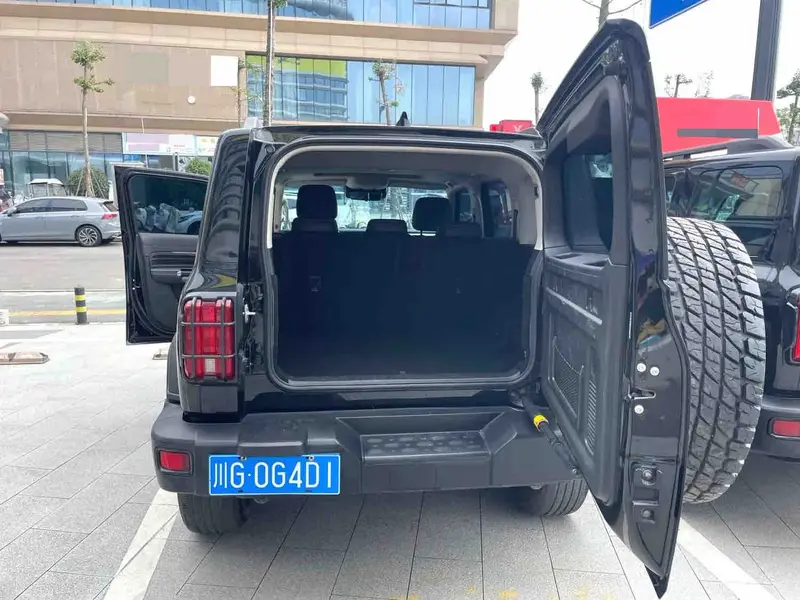 Vehicle photo 4
