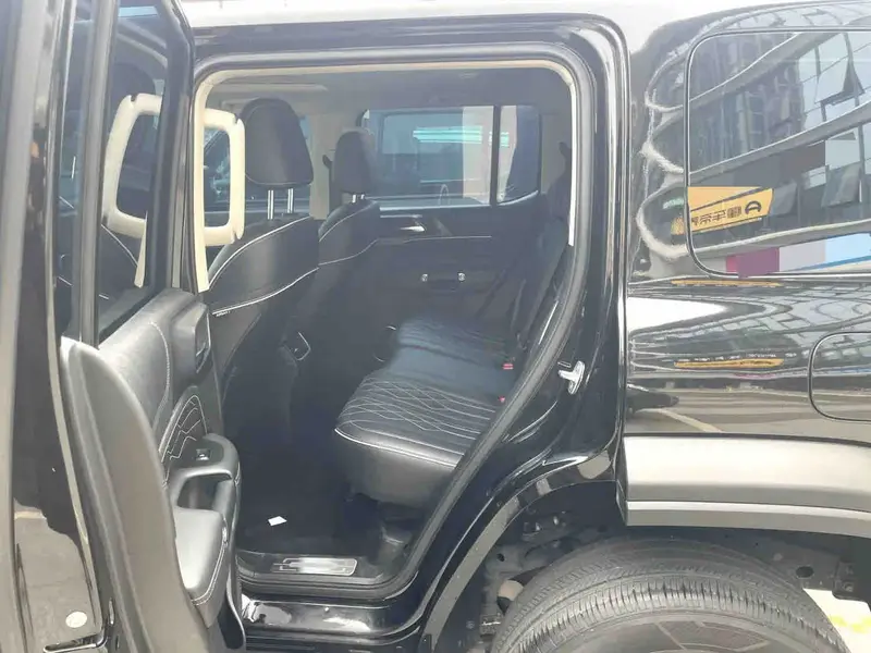 Vehicle photo 9