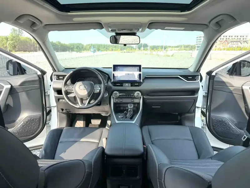 Vehicle photo 8