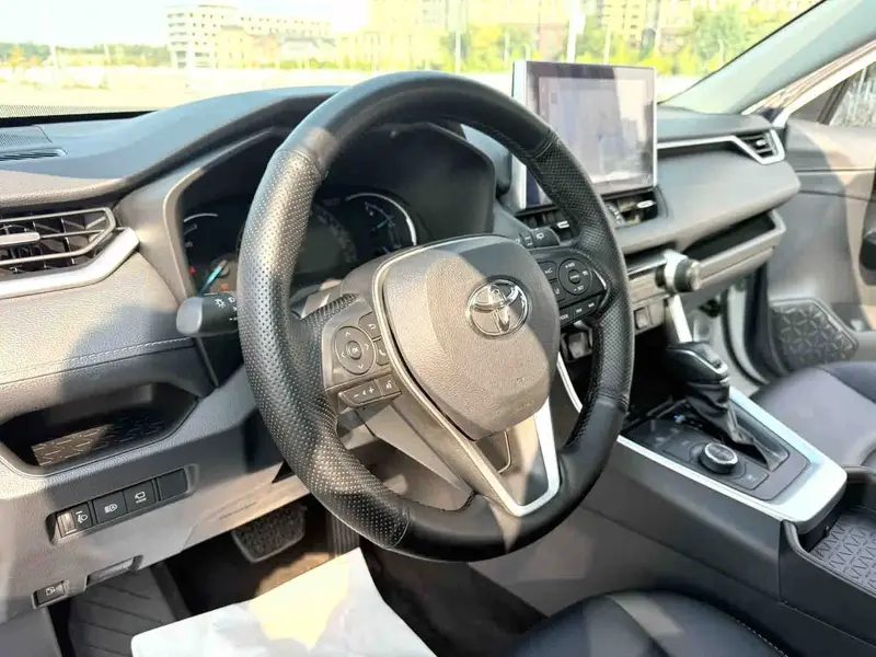 Vehicle photo 9