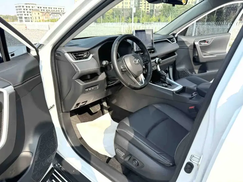 Vehicle photo 10