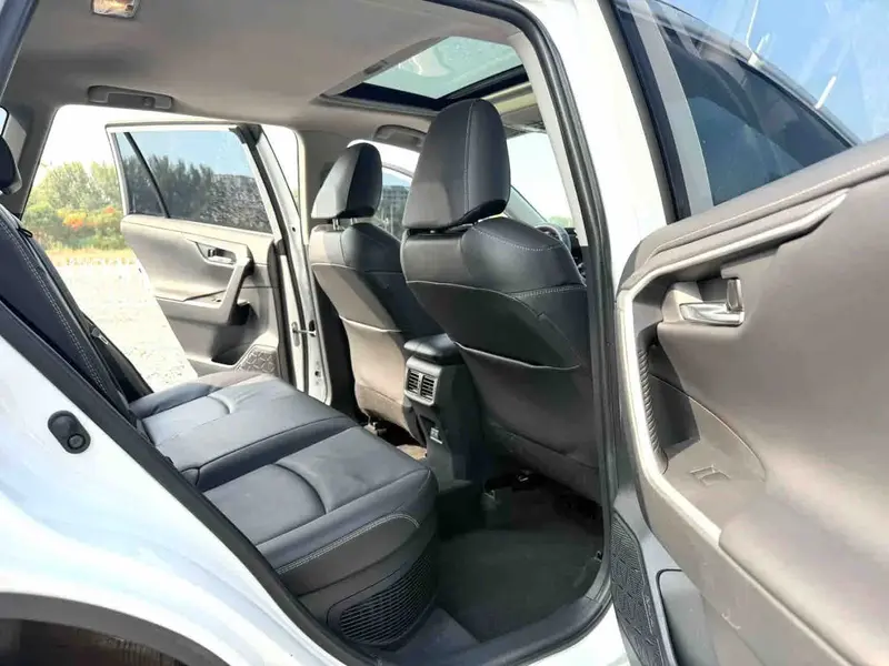 Vehicle photo 12