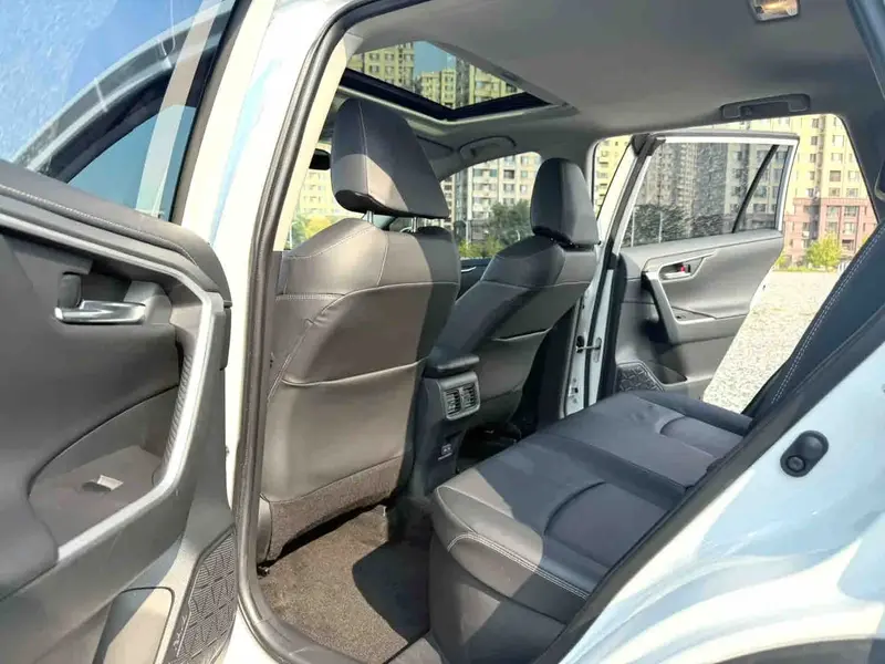 Vehicle photo 13