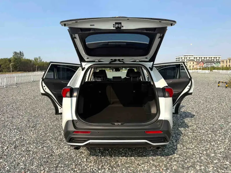 Vehicle photo 14