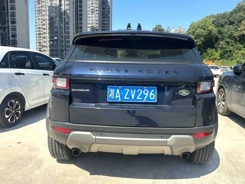 Vehicle photo 6
