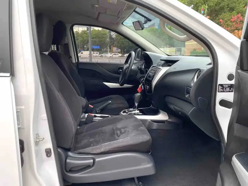 Vehicle photo 9