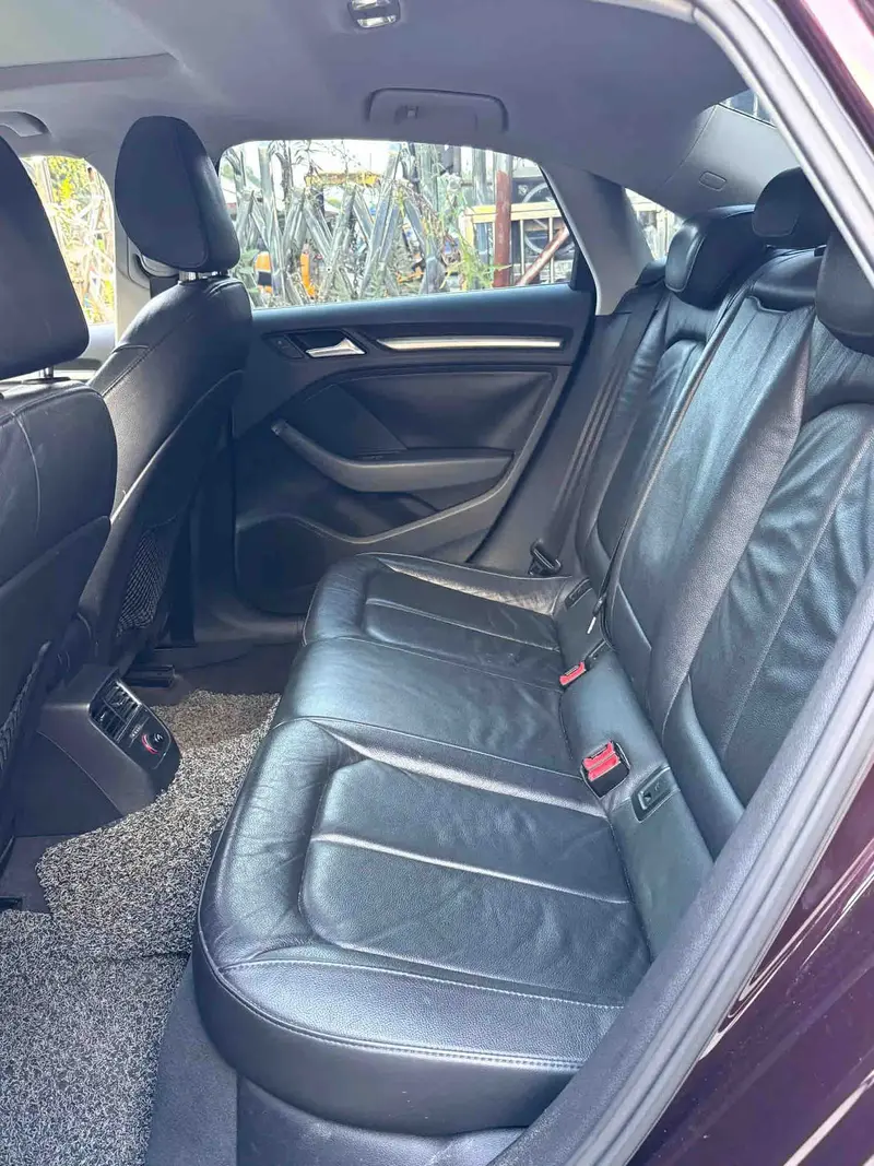 Vehicle photo 7