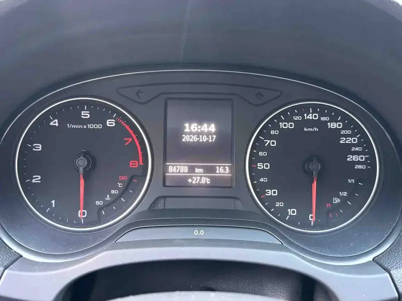 Vehicle photo 9