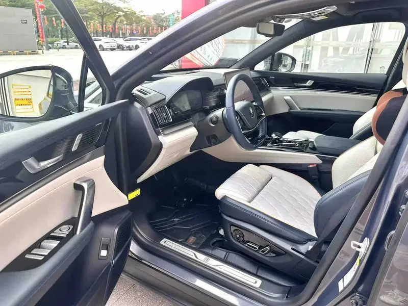 Vehicle photo 4