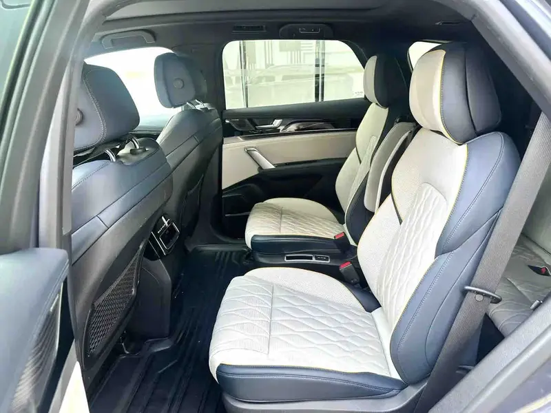 Vehicle photo 5