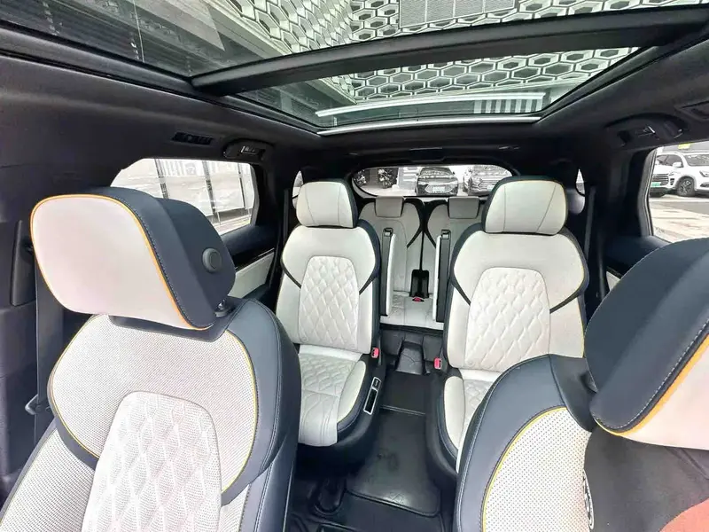 Vehicle photo 7