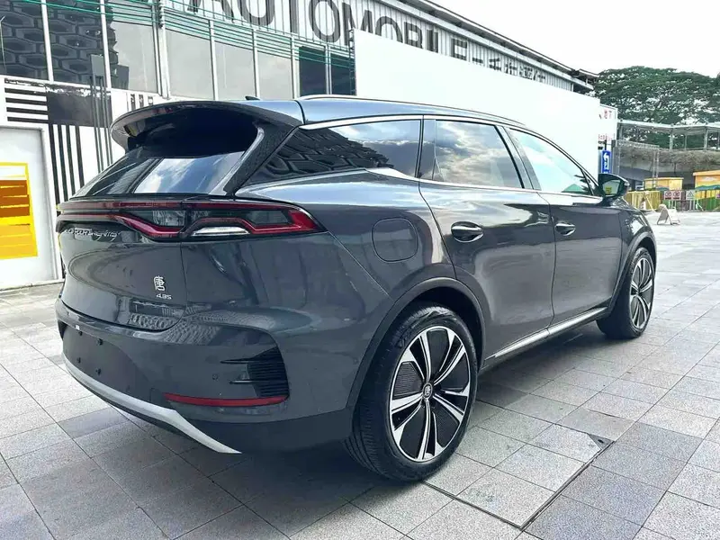 Vehicle photo 9