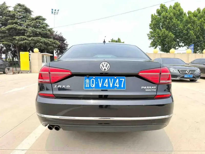 Vehicle photo 6