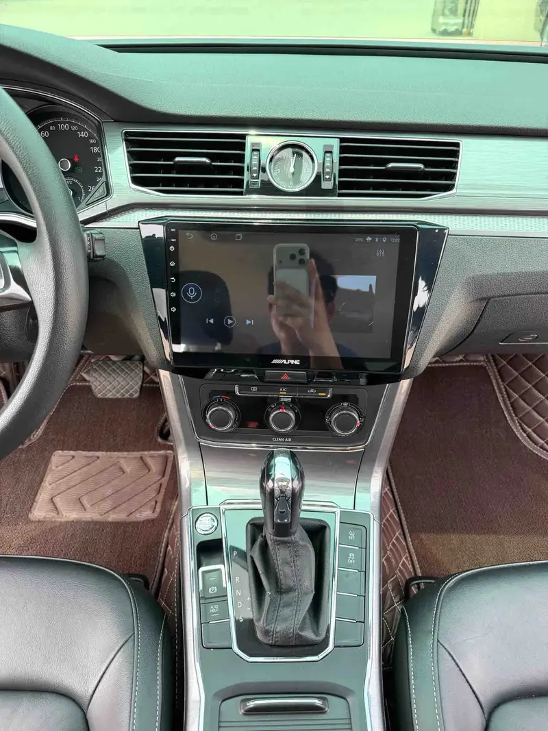 Vehicle photo 10