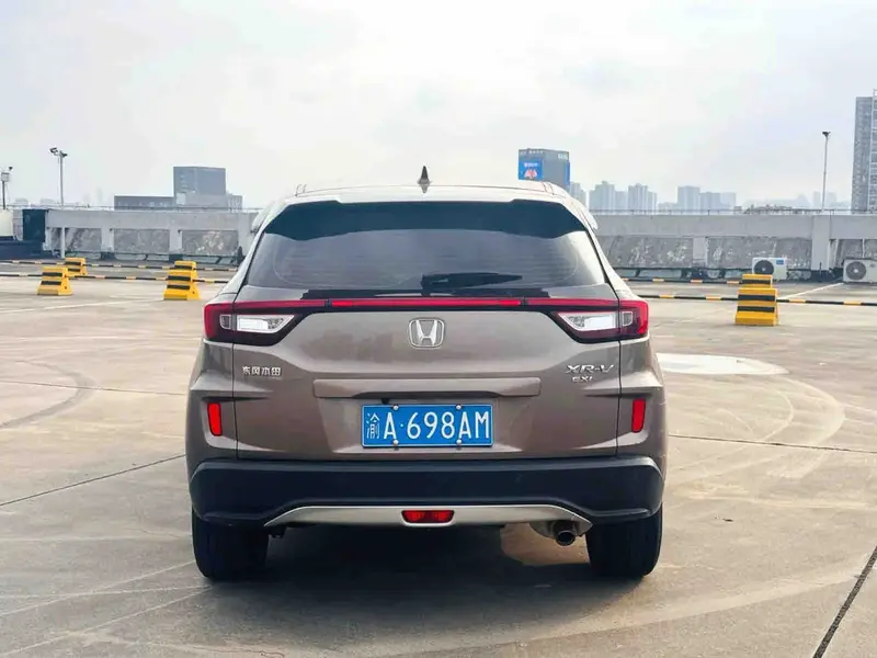 Vehicle photo 6