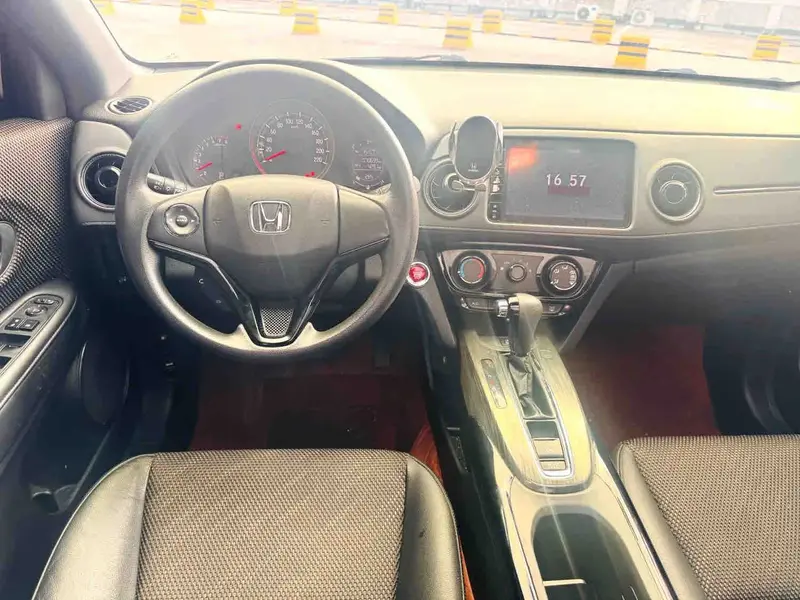 Vehicle photo 8