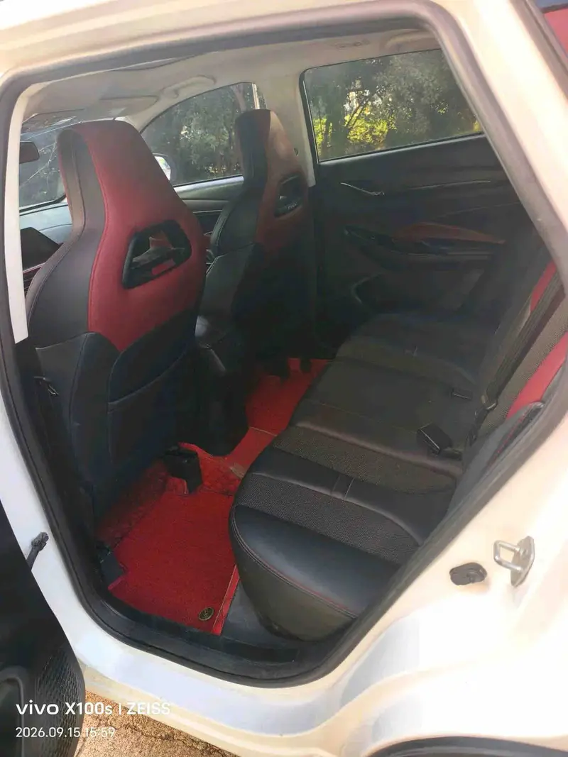 Vehicle photo 6