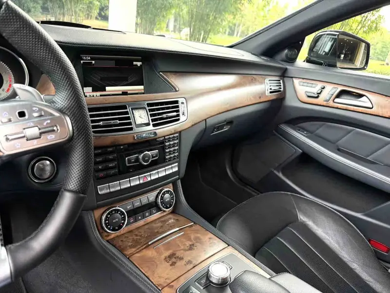 Vehicle photo 9