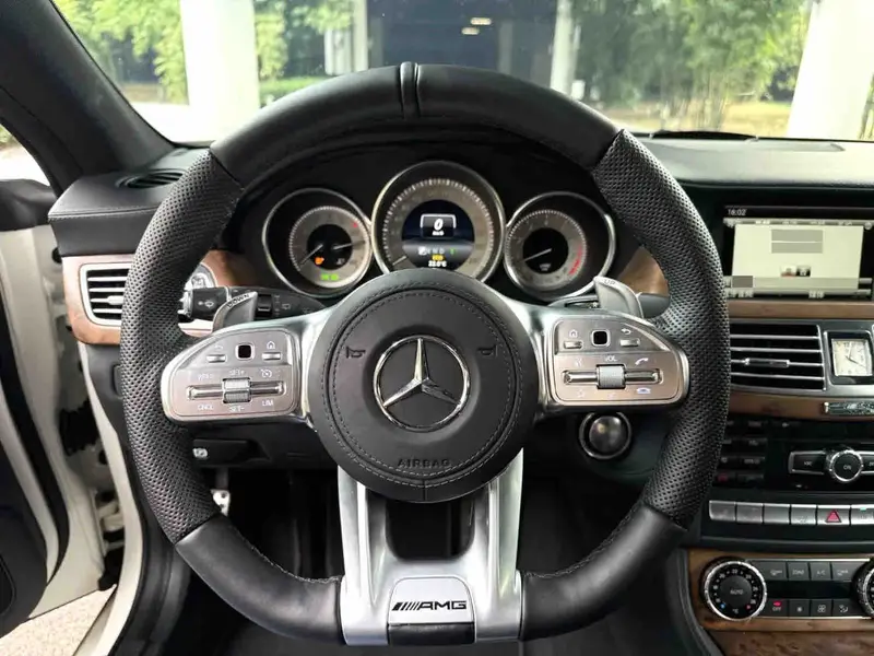 Vehicle photo 10