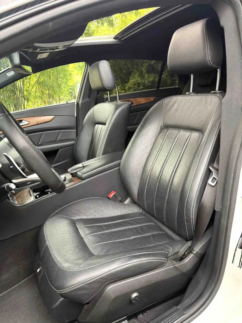 Vehicle photo 11