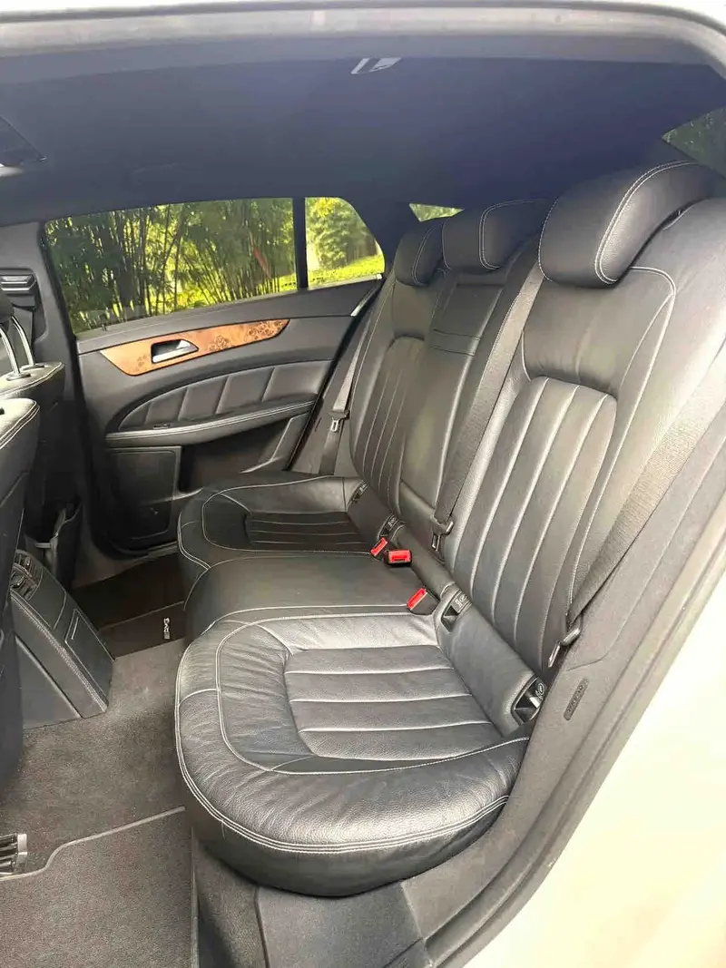Vehicle photo 12