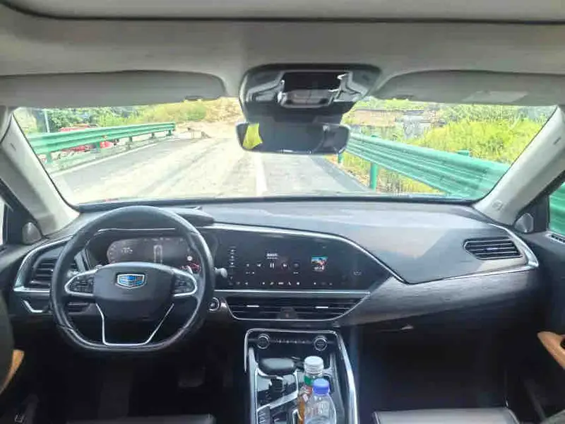 Vehicle photo 6