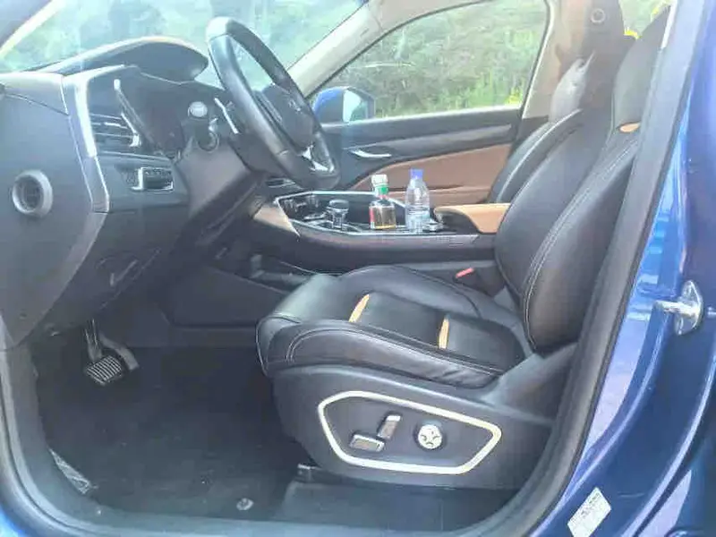 Vehicle photo 7