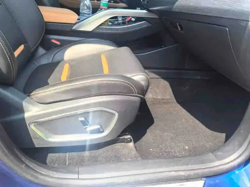 Vehicle photo 8