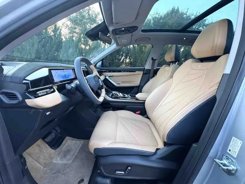 Vehicle photo 7
