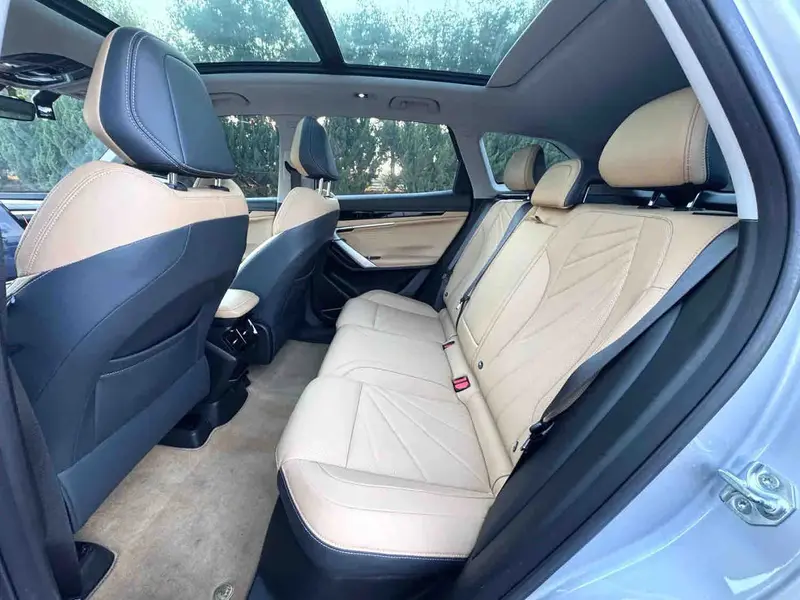 Vehicle photo 9