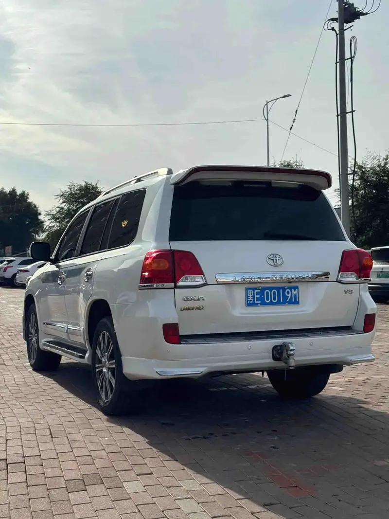 Vehicle photo 4