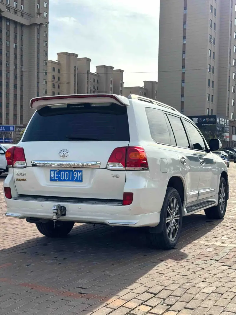 Vehicle photo 6