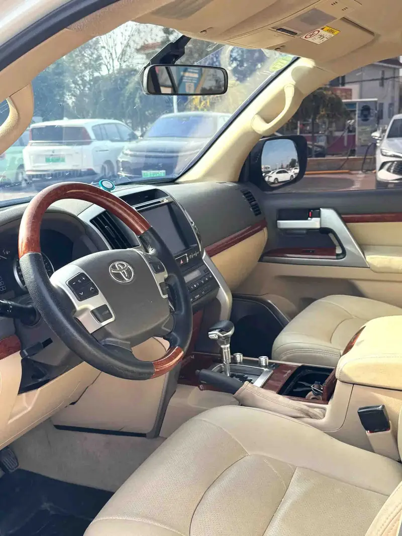 Vehicle photo 8