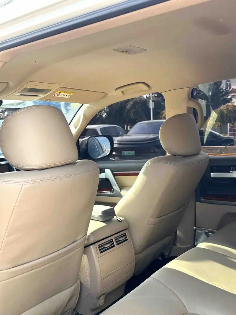 Vehicle photo 9