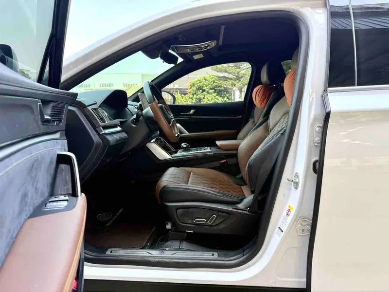 Vehicle photo 7