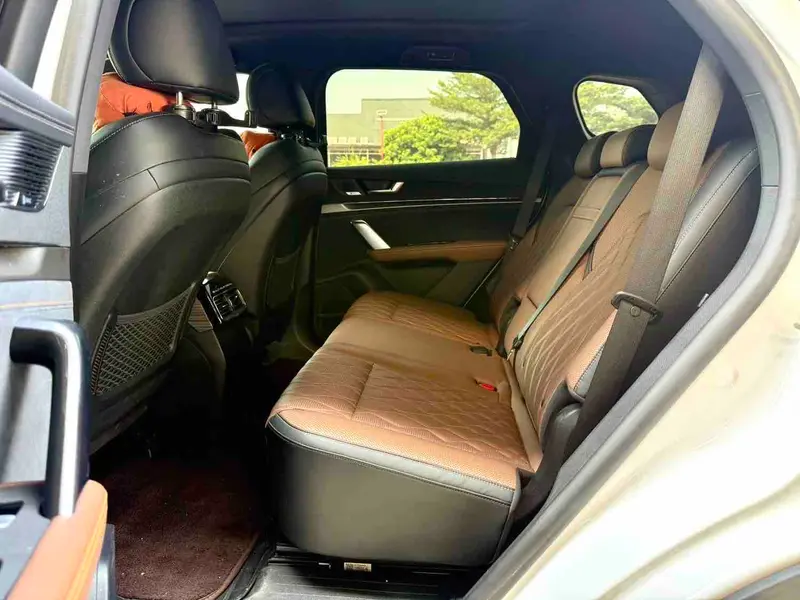 Vehicle photo 8