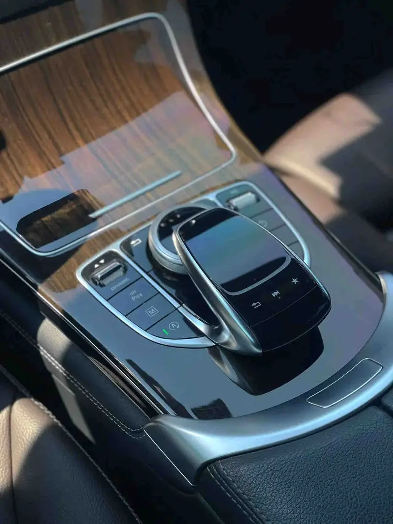 Vehicle photo 9
