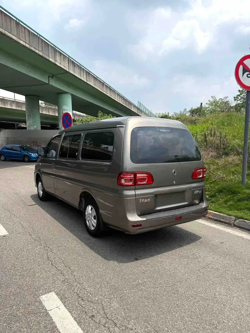 Vehicle photo 4