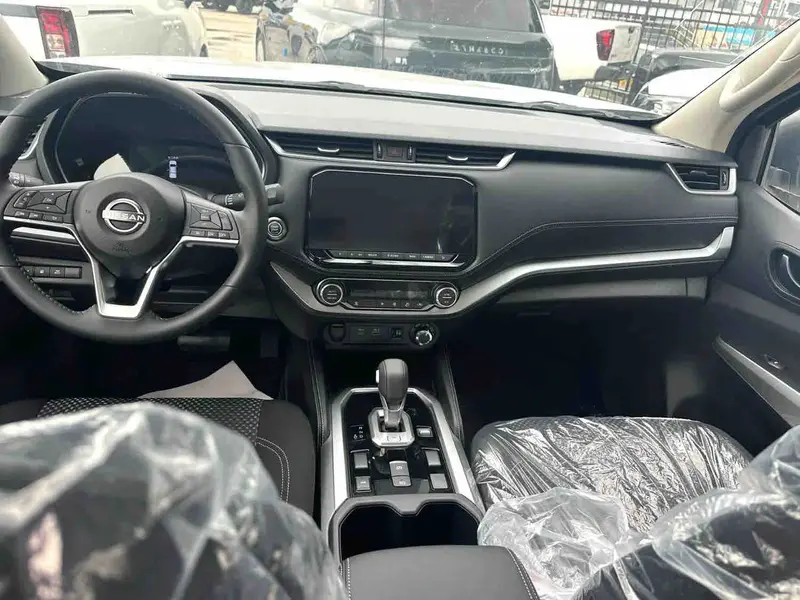 Vehicle photo 7