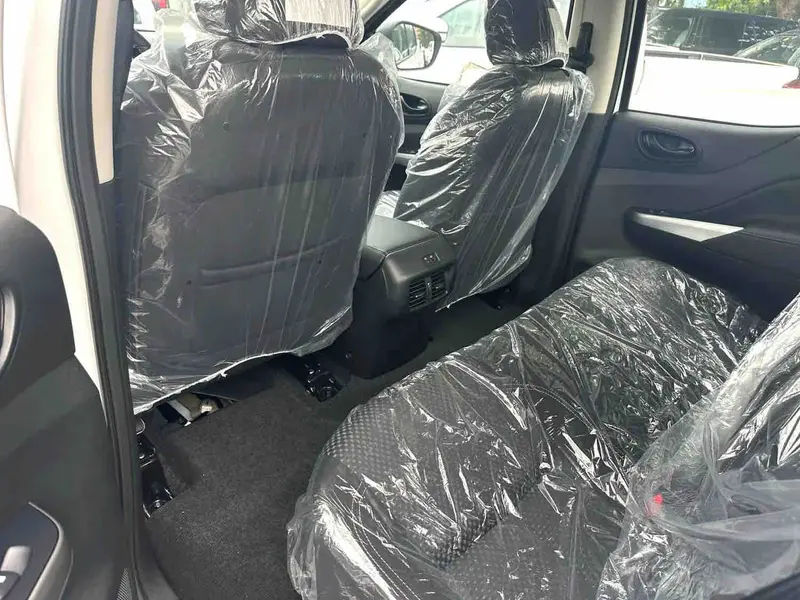 Vehicle photo 8