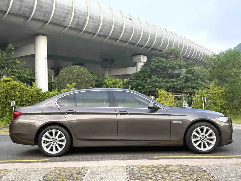 Vehicle photo 5