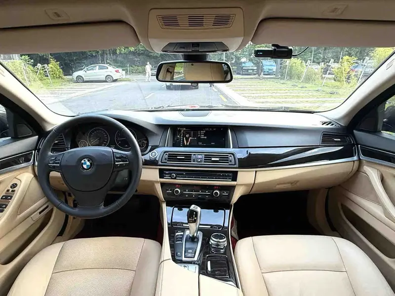 Vehicle photo 9