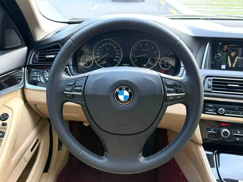 Vehicle photo 10