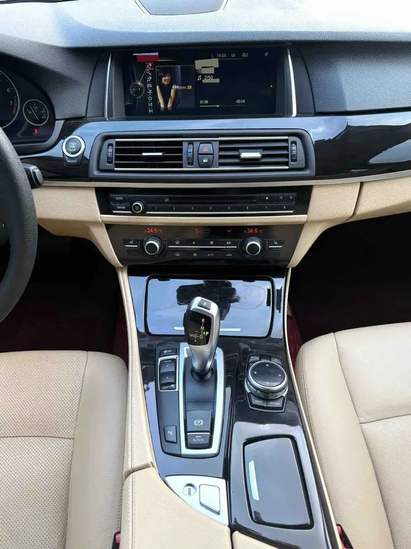 Vehicle photo 11