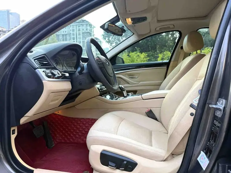 Vehicle photo 12