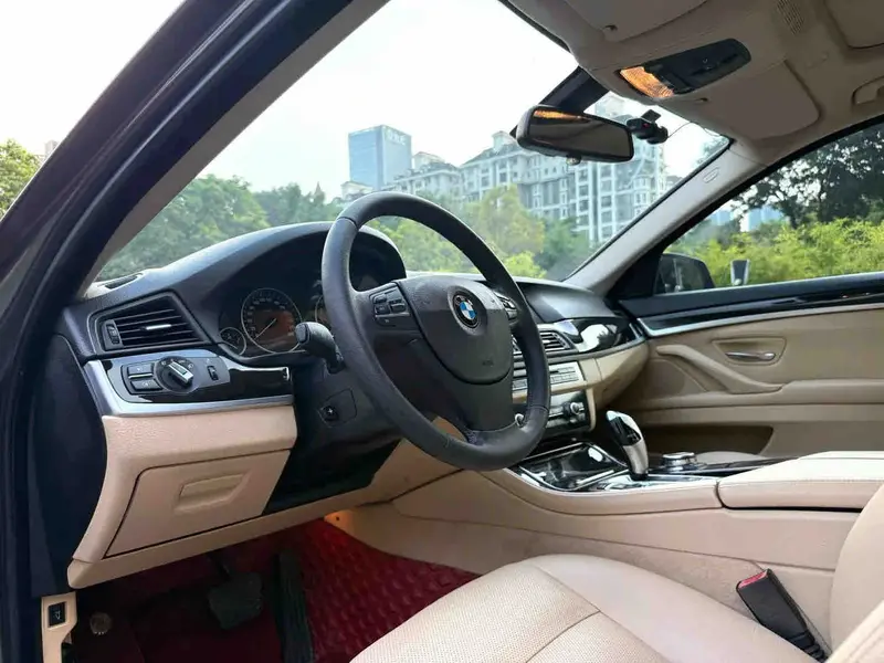 Vehicle photo 13