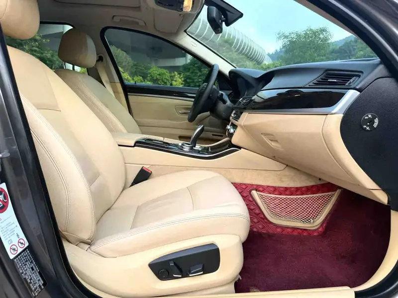 Vehicle photo 14