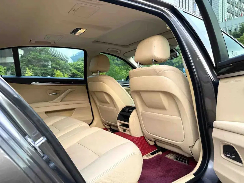 Vehicle photo 16