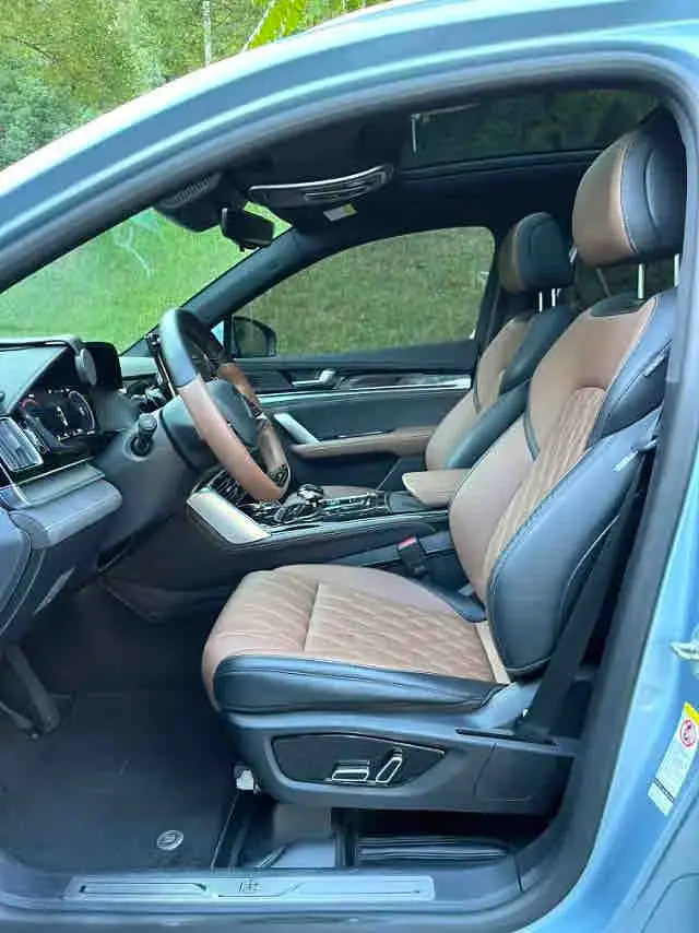 Vehicle photo 6